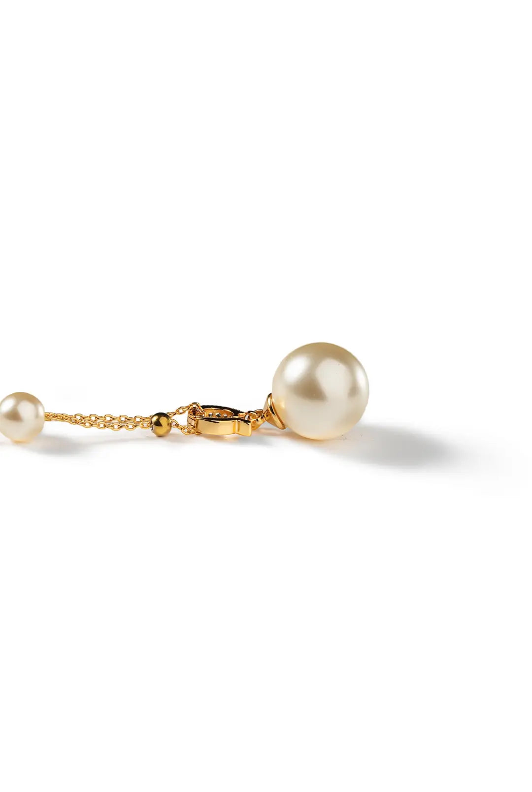 Aiko Tanaka Yoiboshi necklace close-up, a white pearl drop on a fine gold chain, shown on a white background