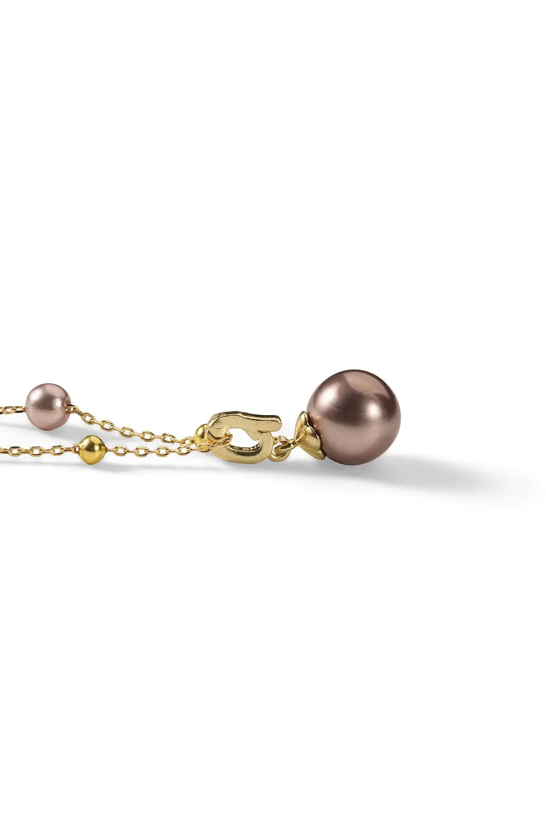 Aiko Tanaka Yoiboshi necklace close-up, a dark Tahitian-tone pearl on a gold chain with smaller pearls, white background