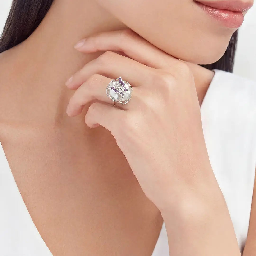 Woman touching her chin wearing the Aiko Tanaka Casane silver ring with a sculpted shell face