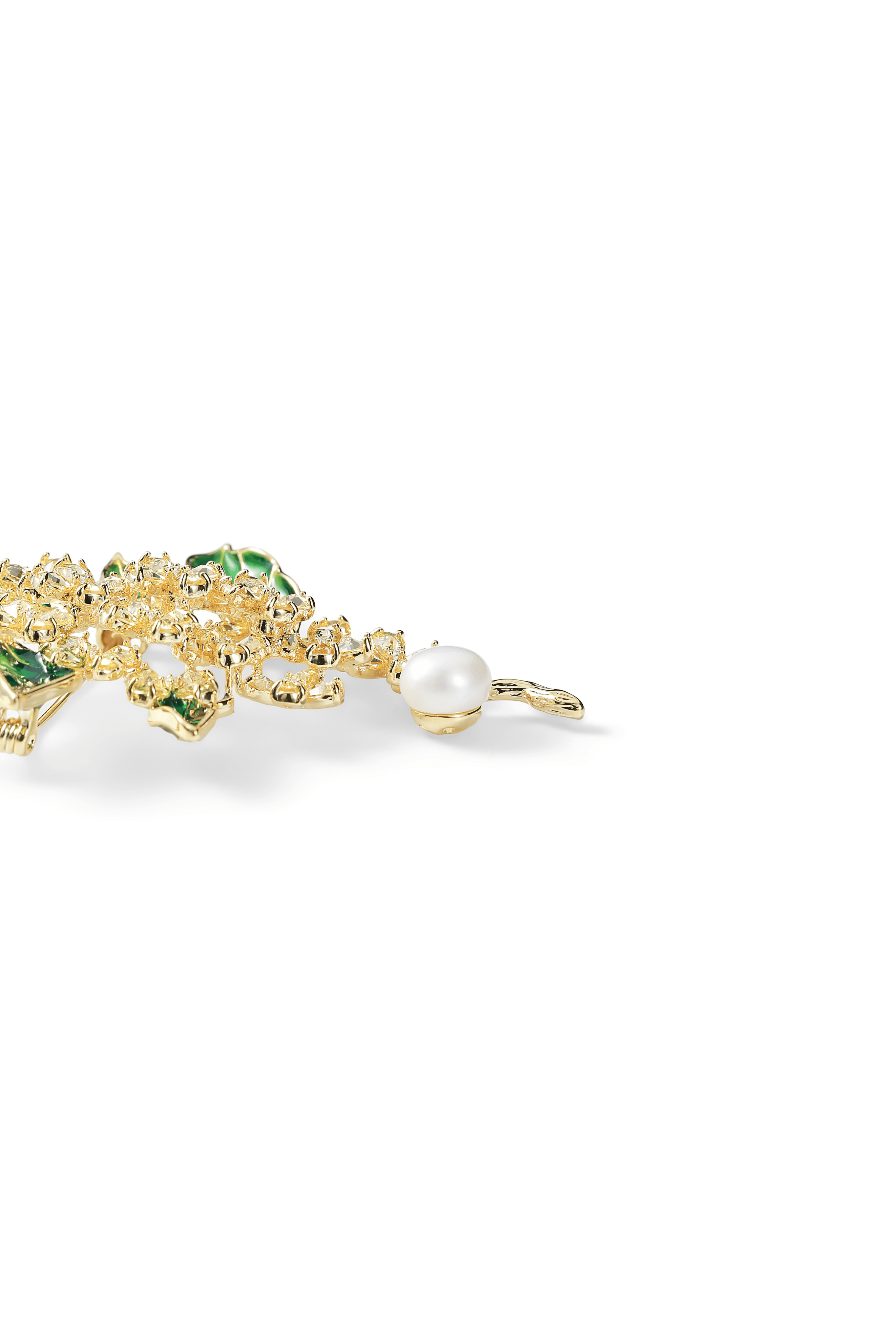 Side view of the Aiko Tanaka Midori no Nagare gold blossom brooch with green leaves and a dangling pearl, on white